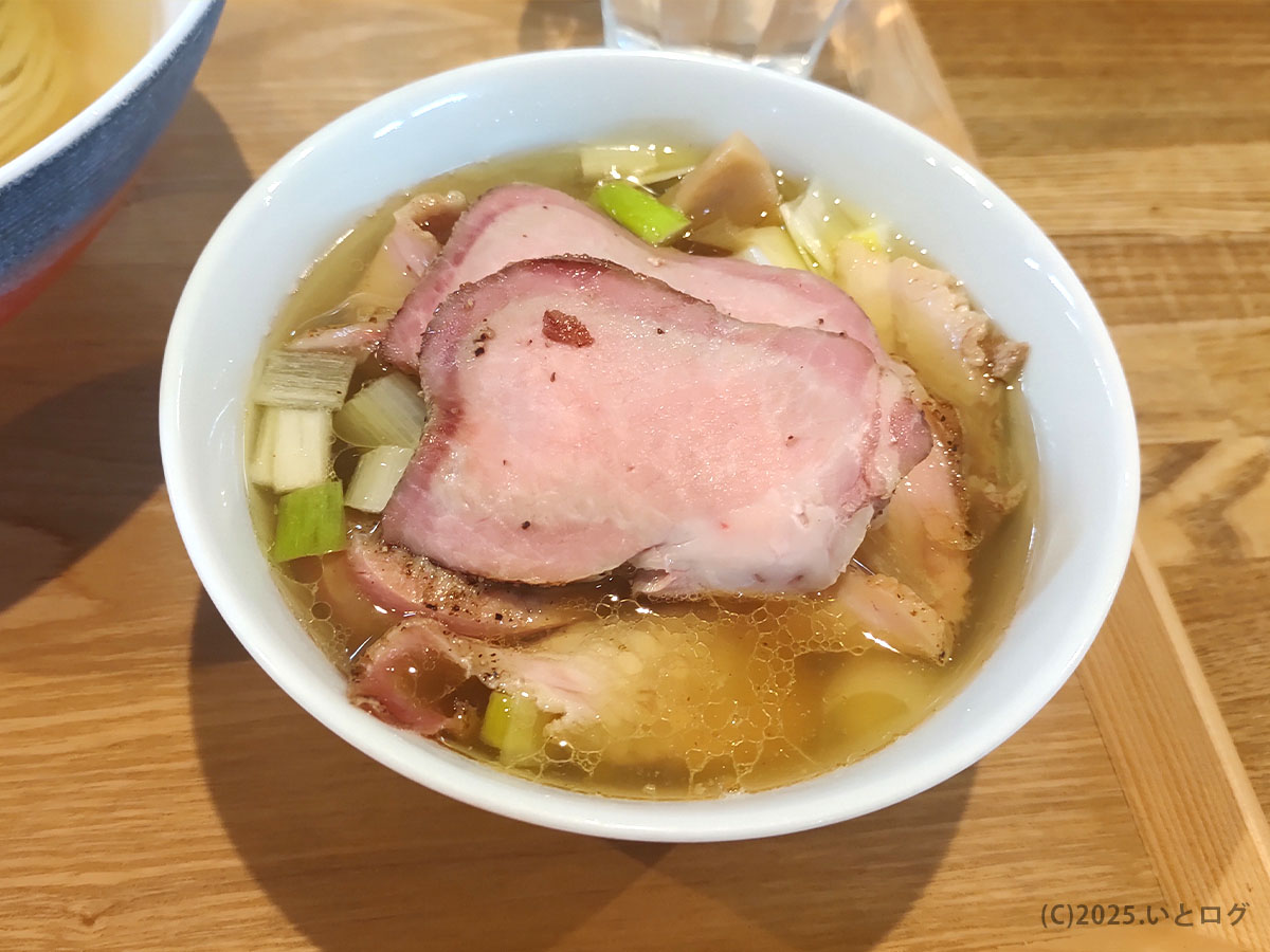 yokokura storehouse のつけ麺スープ。炙りレアチャーシューと白ネギが浮かぶクリアな旨味
