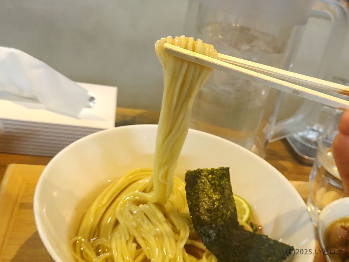 yokokura storehouse 待ち時間を忘れさせる麺リフト、ストレート麺が湯気をまとい立ち上がる瞬間