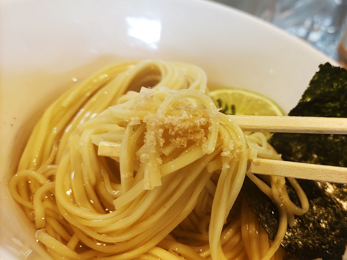 yokokura storehouse クチコミで話題の香り広がる、卓上の塩で味変の麺アップ