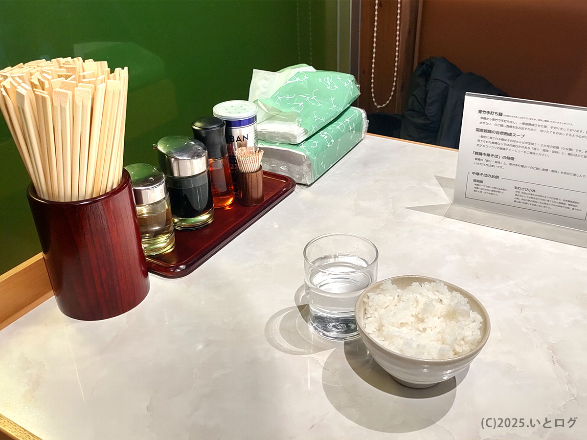 卓上に並ぶ酢・醤油・辣油など基本調味料と割り箸。静かな店内で味変を楽しめる綾川の心配り。