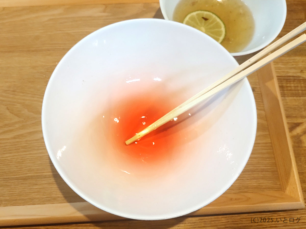 完食後に赤い丼底が浮かぶ yokokura storehouse。クチコミで語られる日本一の余韻を物語る