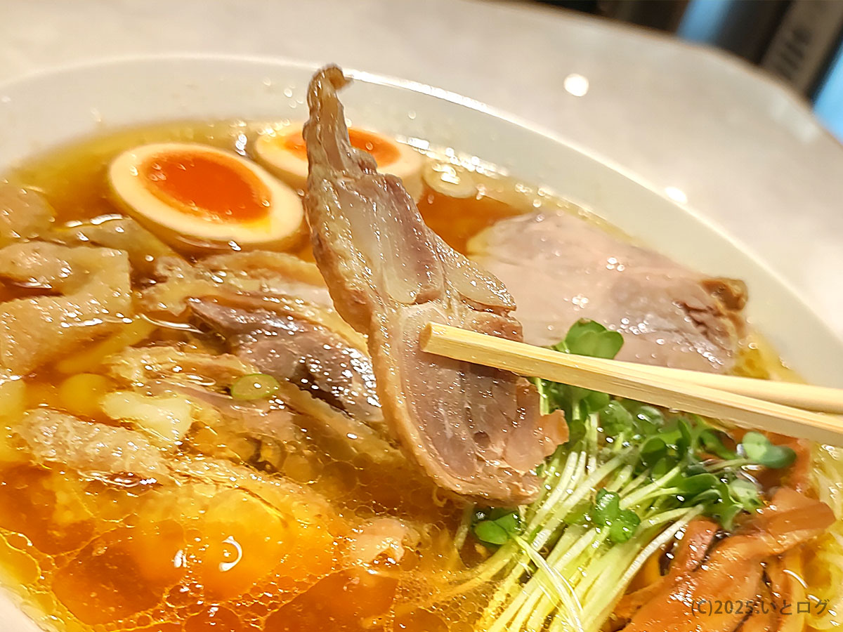 しっとり親鶏チャーシューを箸でリフト。綾川 ラーメン 静岡 レビューでも高評価の深い旨味が伝わるクローズアップ。
