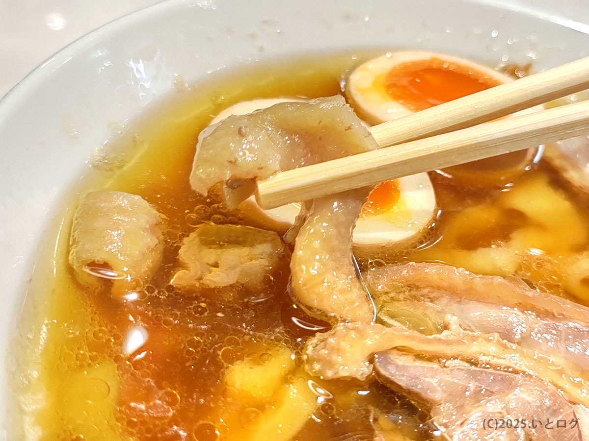 コリッとした食感が楽しい鶏皮チャーシュー。綾川 ラーメン メニュー 大成にも載る希少トッピングをアップで。