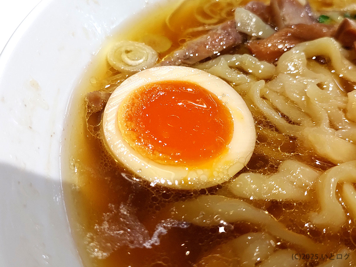 トロける黄身が美しい味玉ハーフ。手打綾川 静岡の中華そばに彩りを添える定番具材を接写。