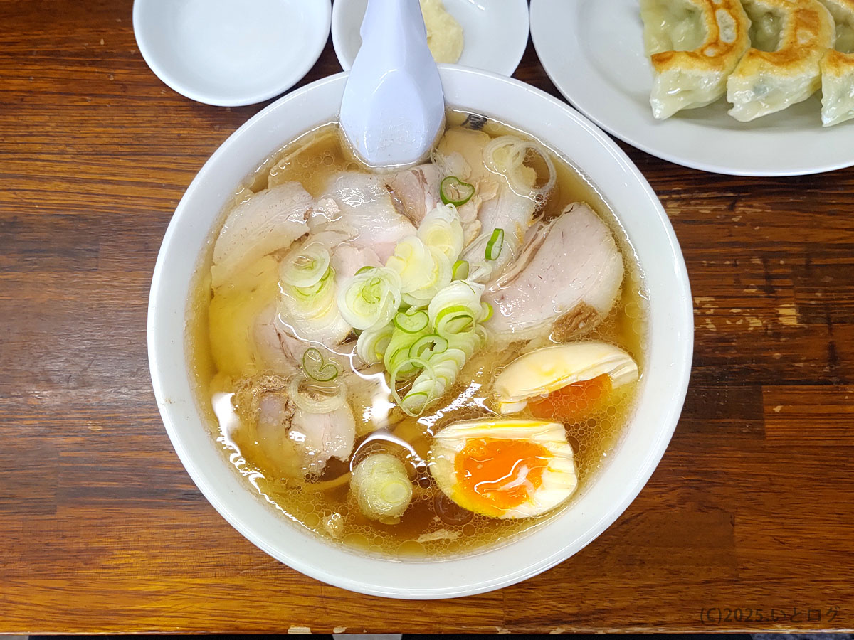 日向屋 メニュー定番のチャーシューメン。澄んだ黄金スープにネギと半熟玉子が彩りを添える真上からの一枚