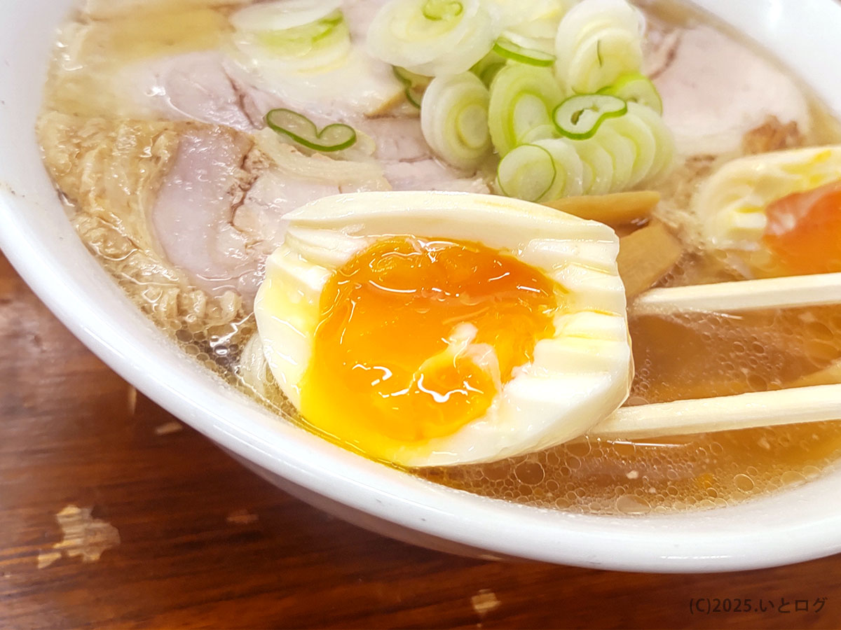 とろり黄身があふれる日向屋の半熟味玉。あっさりスープにコクを重ねる名脇役を箸で持ち上げた瞬間