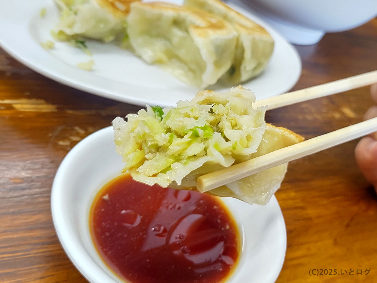 野菜がぎっしり詰まったひと口餃子の断面。宇都宮餃子を彷彿させる味わいを佐野の日向屋で堪能
