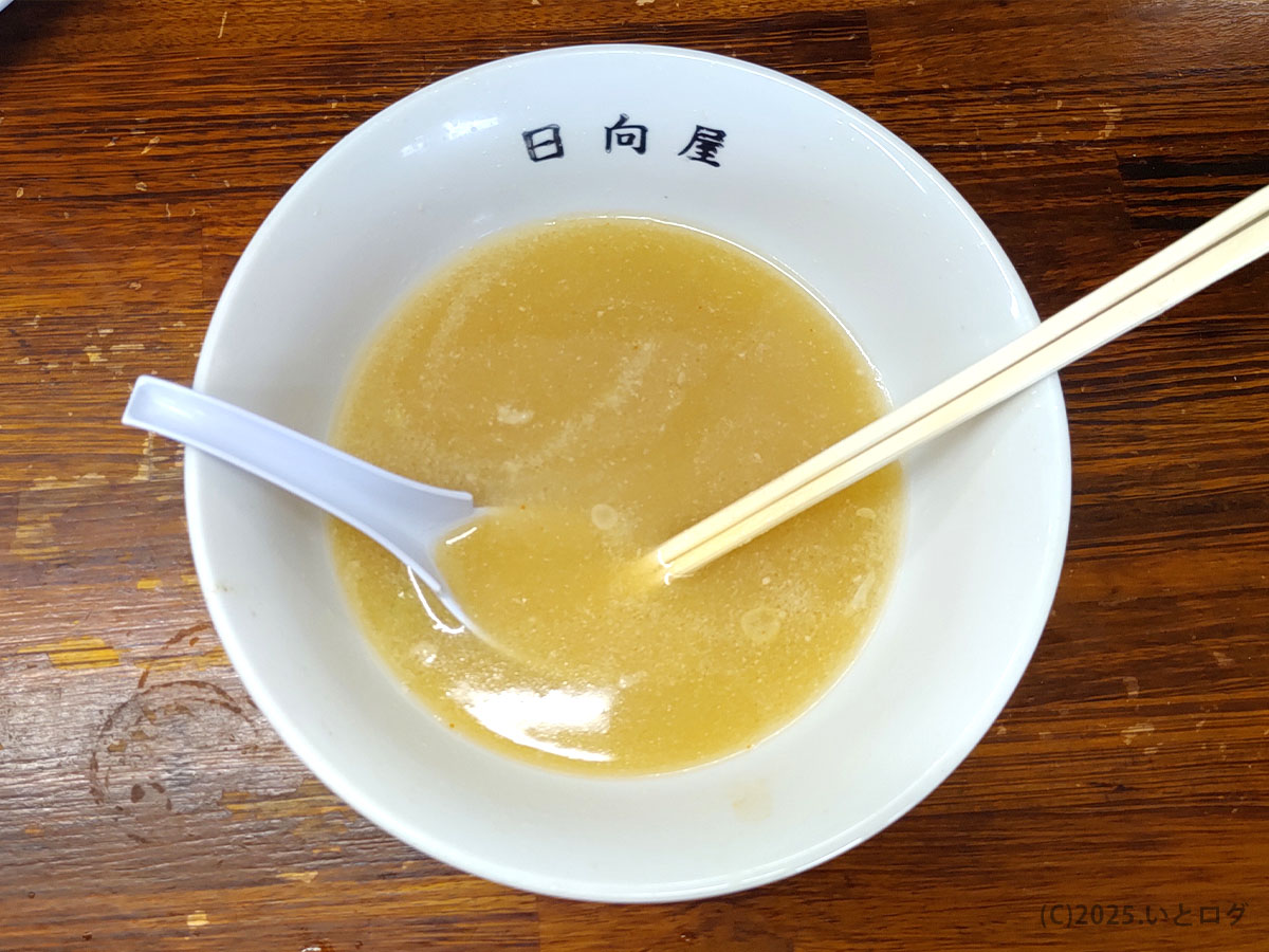 日向屋 佐野の丼にスープだけが残る。“気づけば飲み干しかけ”の余韻を伝えるラーメンラバーの証
