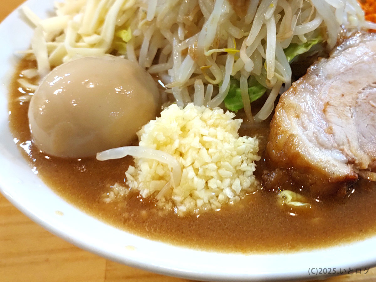 味玉・刻みニンニク・厚切りチャーシューが寄り添う丼。限定トッピングを追加した迫力の一口。
