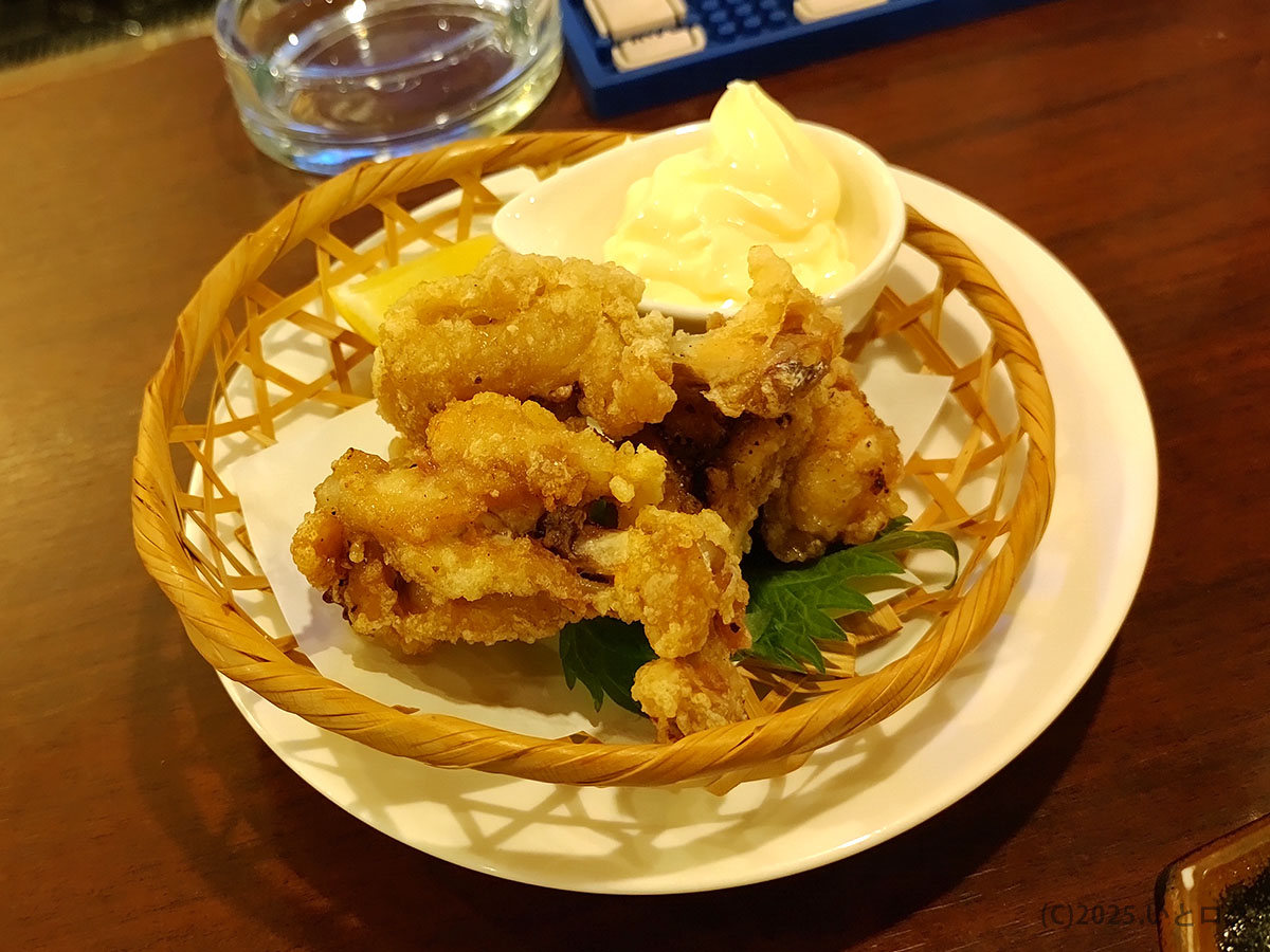唐揚げ。サクサク衣にレモンとマヨを添えた盛り付け。室戸屋ジローのクチコミで評判の珍味メニュー。