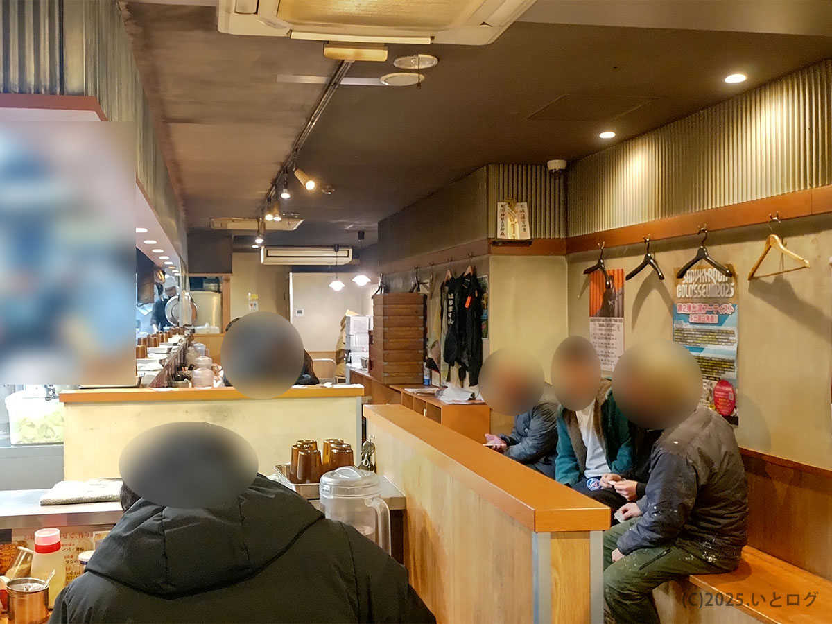 横浜家系ラーメン とさの家 高知店（とさの家 洞くつ家インスパイア）のカウンター。土佐の家 高知市らしい温かさの中、客がメニューを待つ。