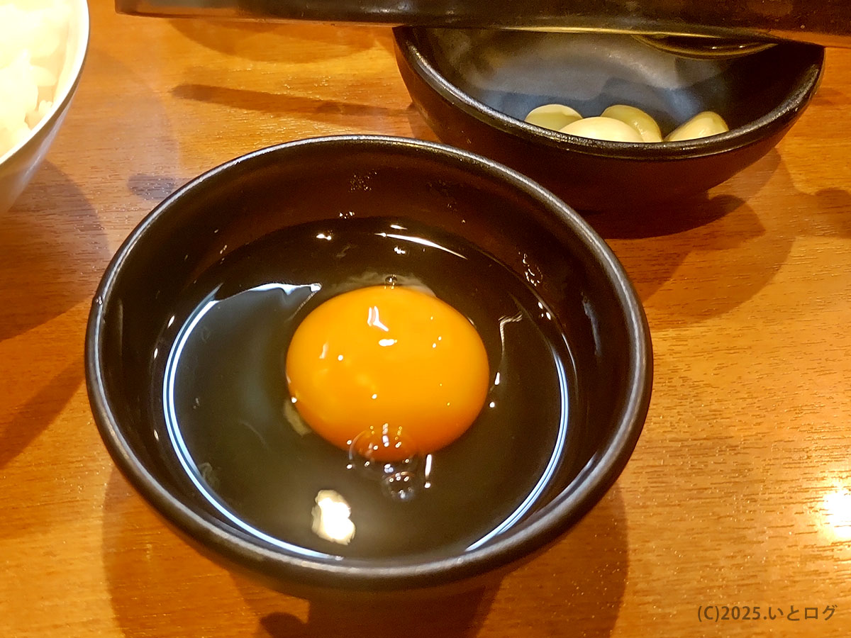 とさの家 ラーメン用に割られた生卵。スープやライスに絡めてコクを足す高知流トッピング。