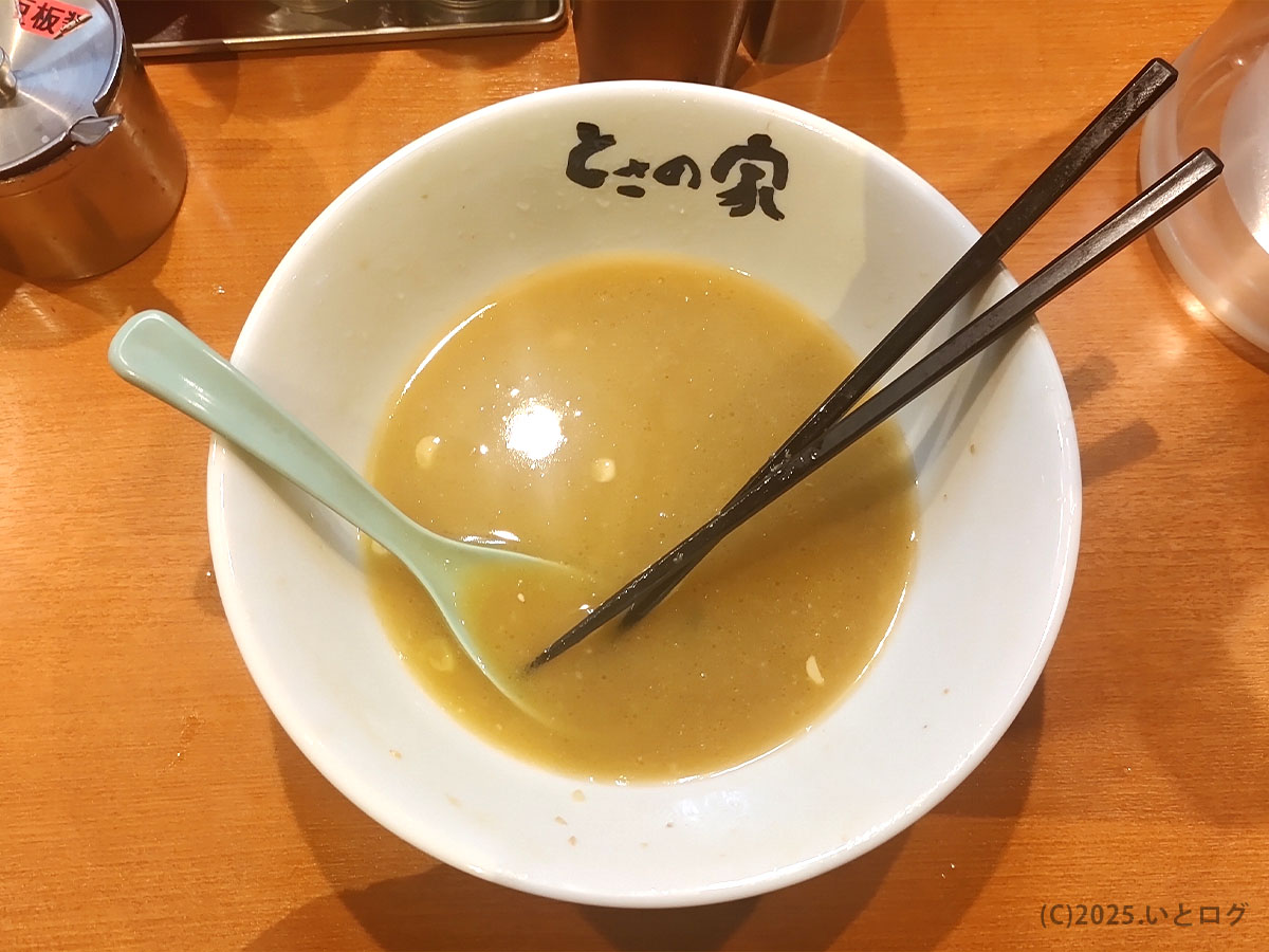 完食後、丼底の「とさの家」ロゴが現れ、スープだけが残る高知家系の余韻。