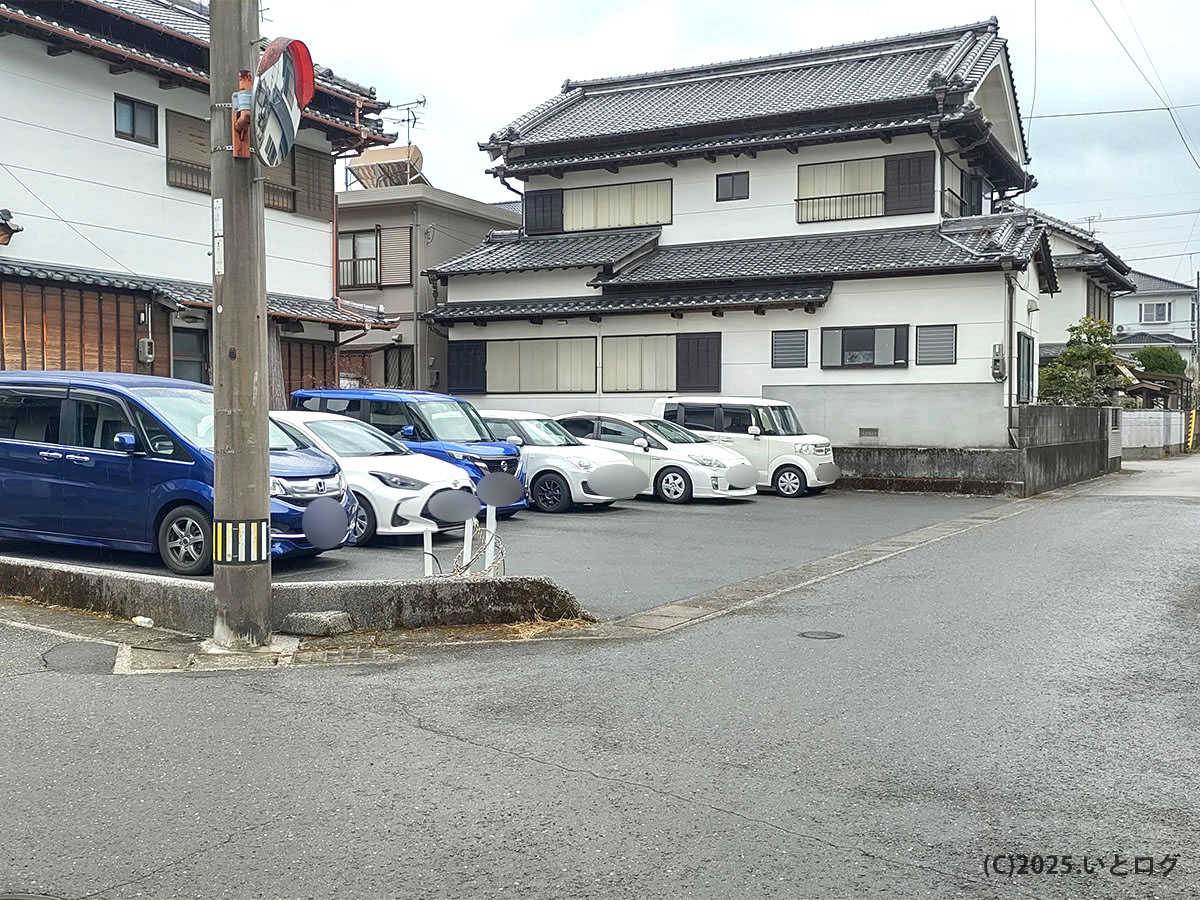 店舗から離れた橋本食堂 第2駐車場全景。普通車からミニバンまで並び、週末は満車必至の人気ぶりが分かる。