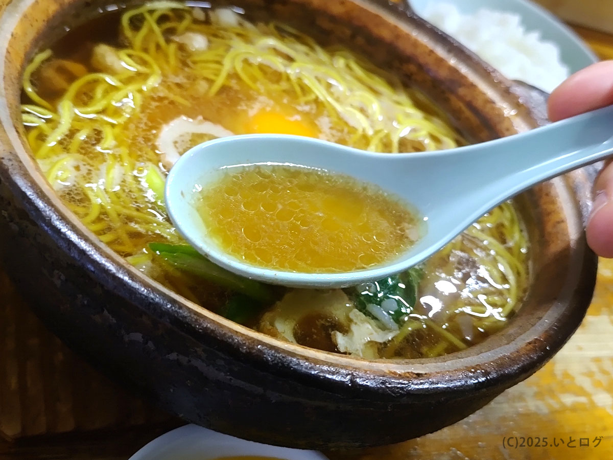土鍋からレンゲですくった黄金スープ。鶏の旨みと油膜が輝く高知 橋本食堂 ラーメンのコク深さを体感。