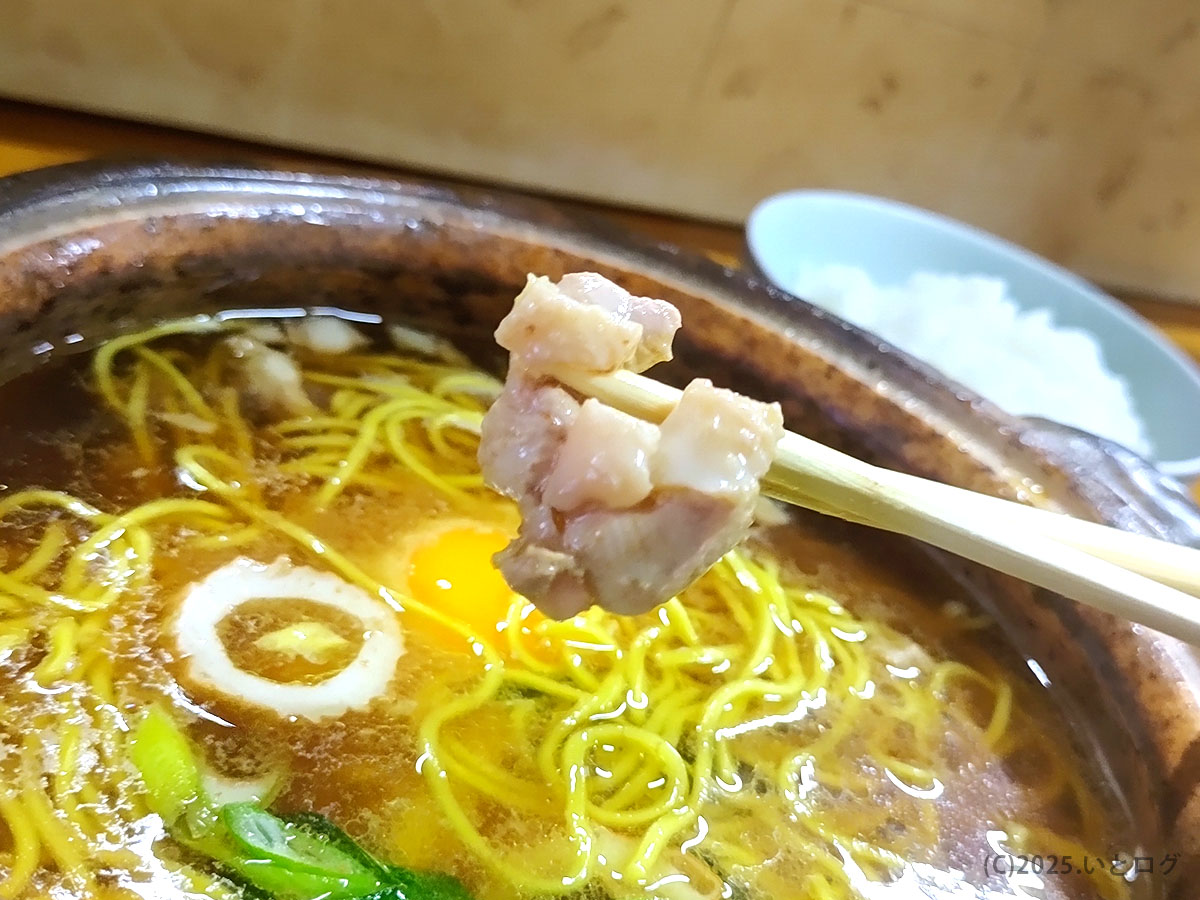 鶏モモ肉を箸でひと口サイズに。スープに潜らせて味を染み込ませる橋本食堂 高知流の食べ方。
