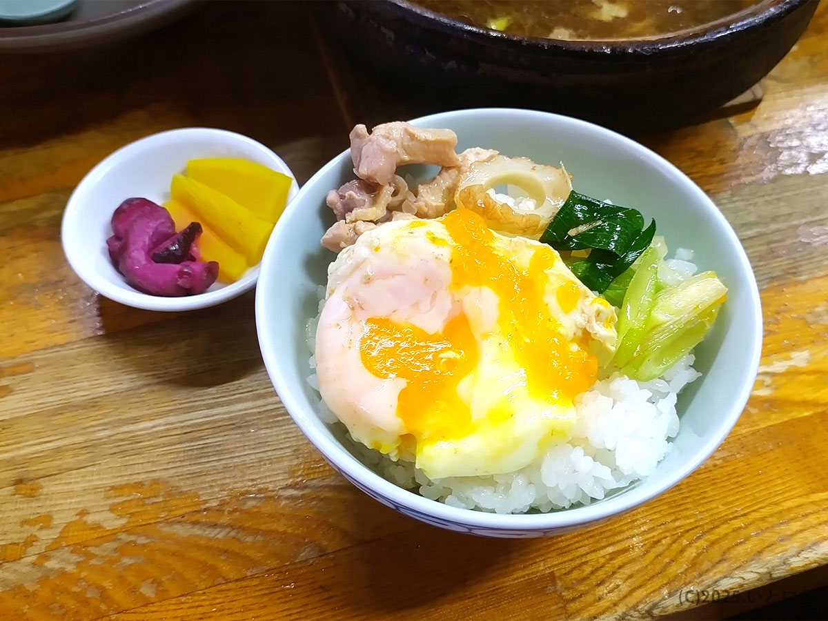 卵と鶏肉をのせた追い飯ミニ丼。二度楽しめる橋本食堂 メニューの裏技に漬物が彩りを添える。