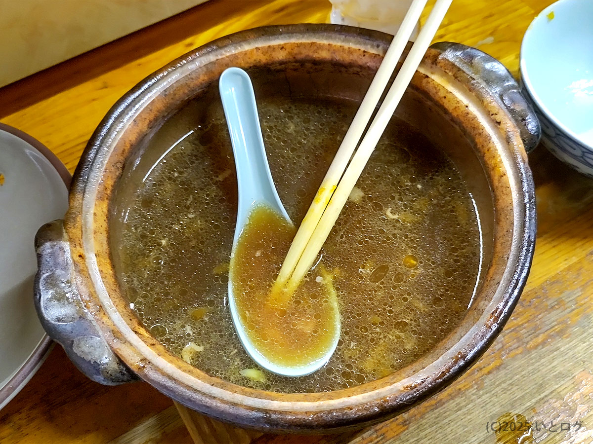 食べ終えてスープだけ残った土鍋にレンゲと箸を置いた様子。追い飯で〆るのが橋本食堂 鍋焼きラーメン 作り方の定番だと実感。