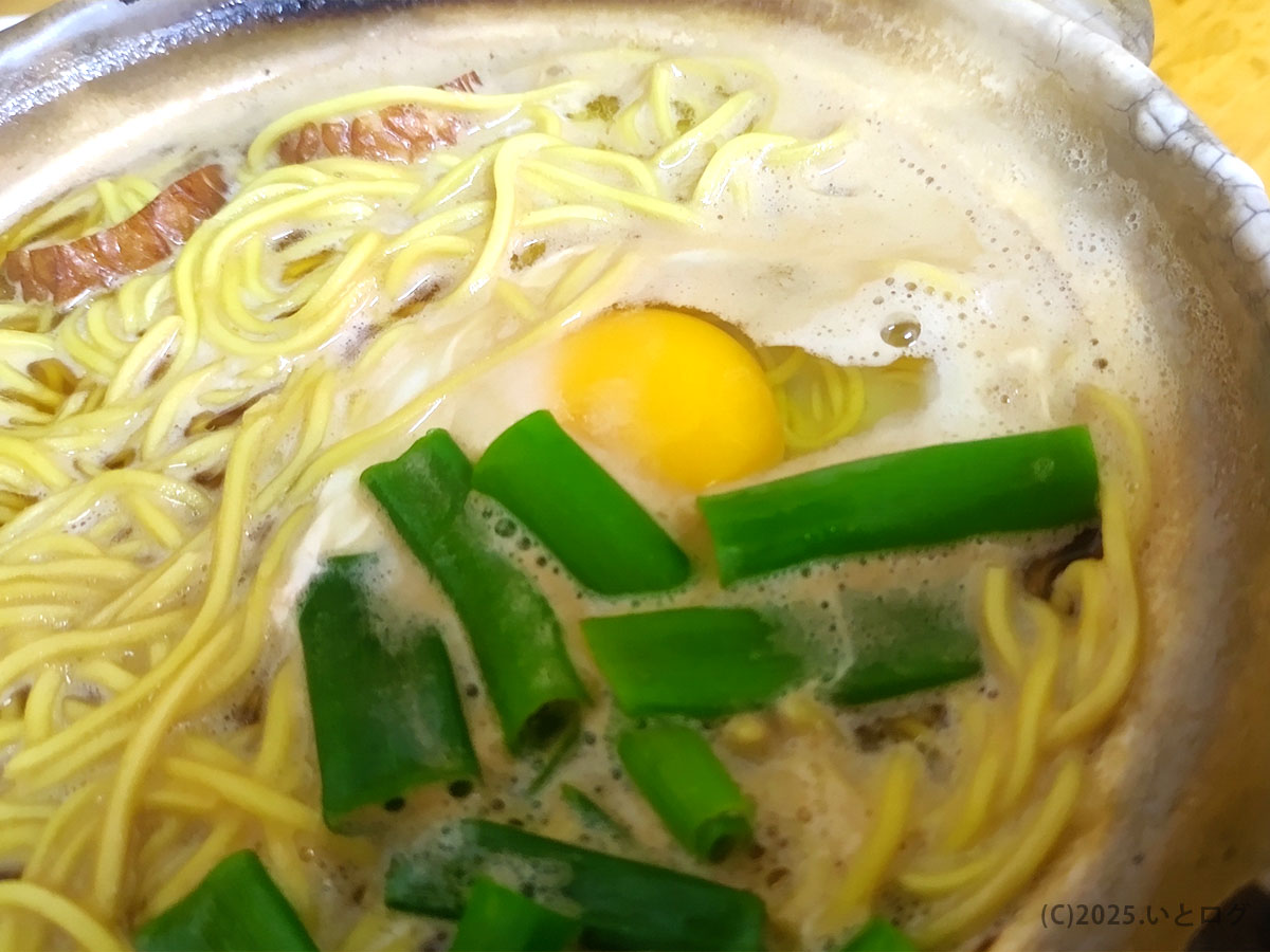 半熟卵と青ねぎが彩る土鍋。湯気とともに立ちのぼる醤油だしが食欲をそそる、まゆみの店の鍋焼きラーメン。