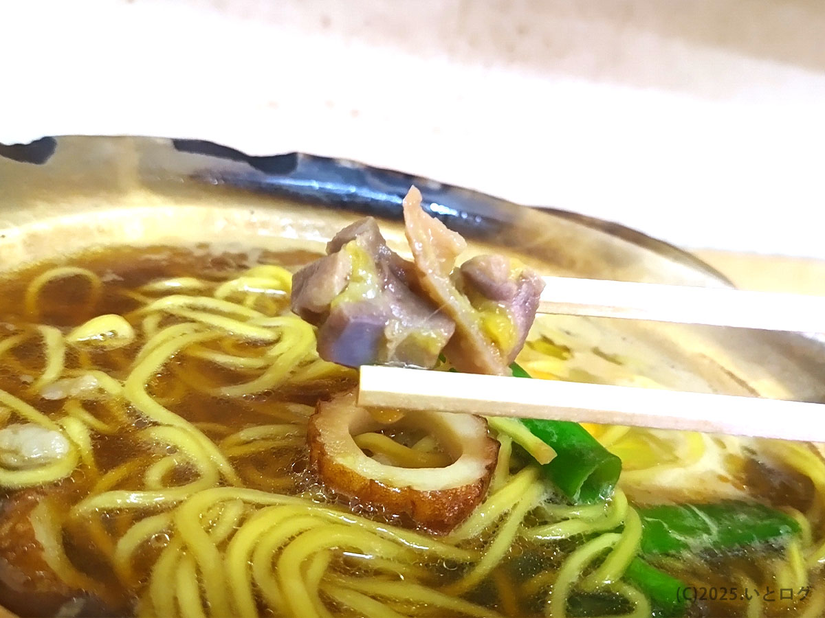 コリコリ食感の鶏もつを箸でリフト。スープに溶け込む旨味が光る、まゆみの店 鍋焼きラーメンの隠し玉。