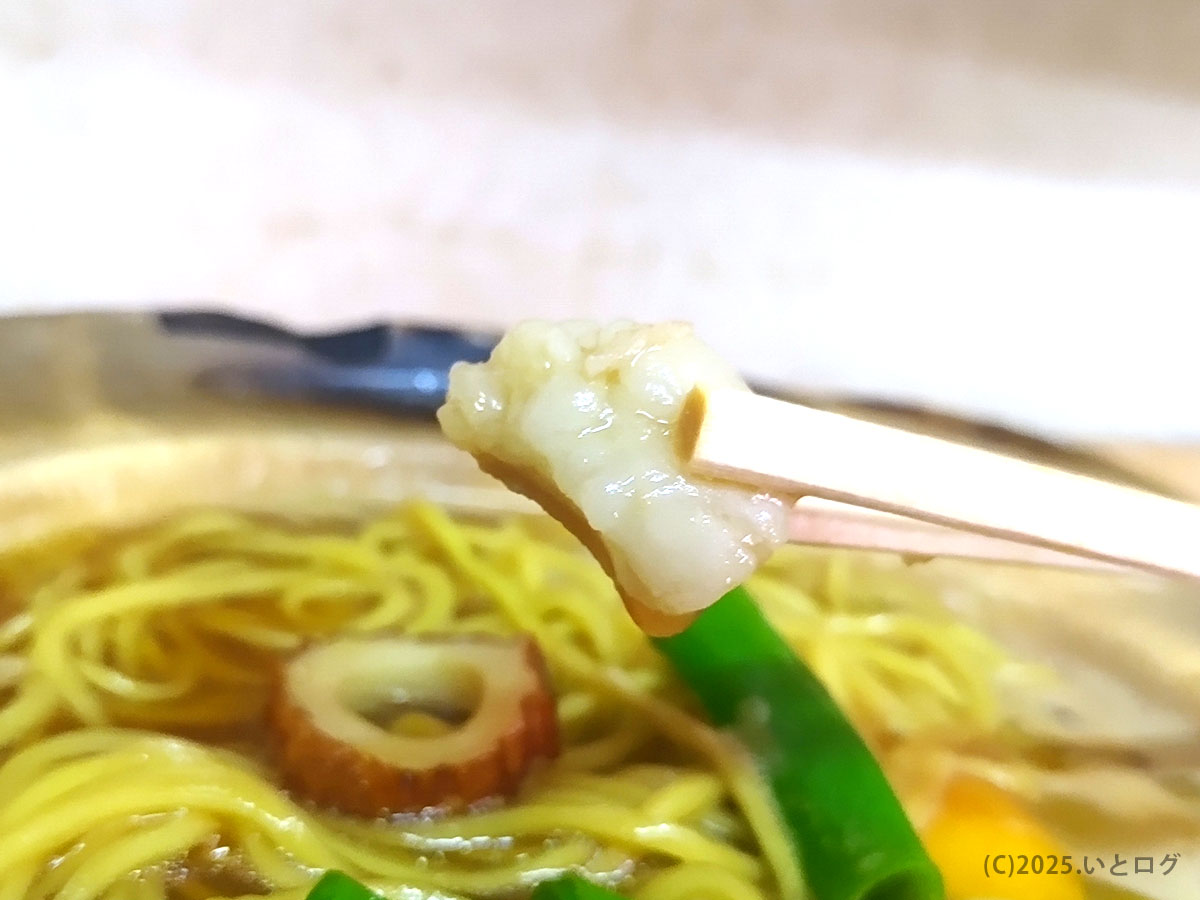 ホルモンの甘みをまとった一片をすくい上げる瞬間。コク深い〈まゆみの店 鍋焼きラーメン〉の魅力を象徴。