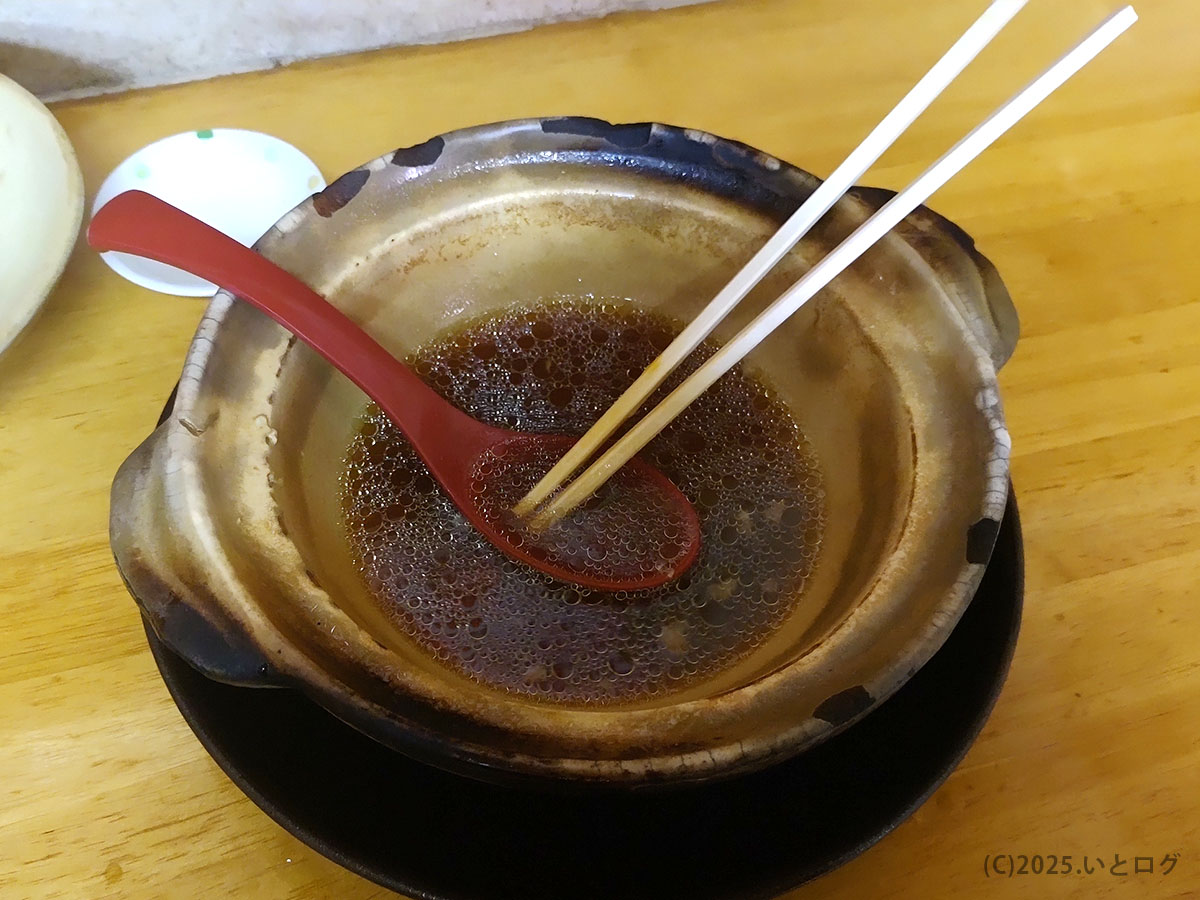 完食後も熱々の土鍋に残る醤油スープ。追い飯で雑炊にできるまゆみの店流“シメ”を想像させる一枚。