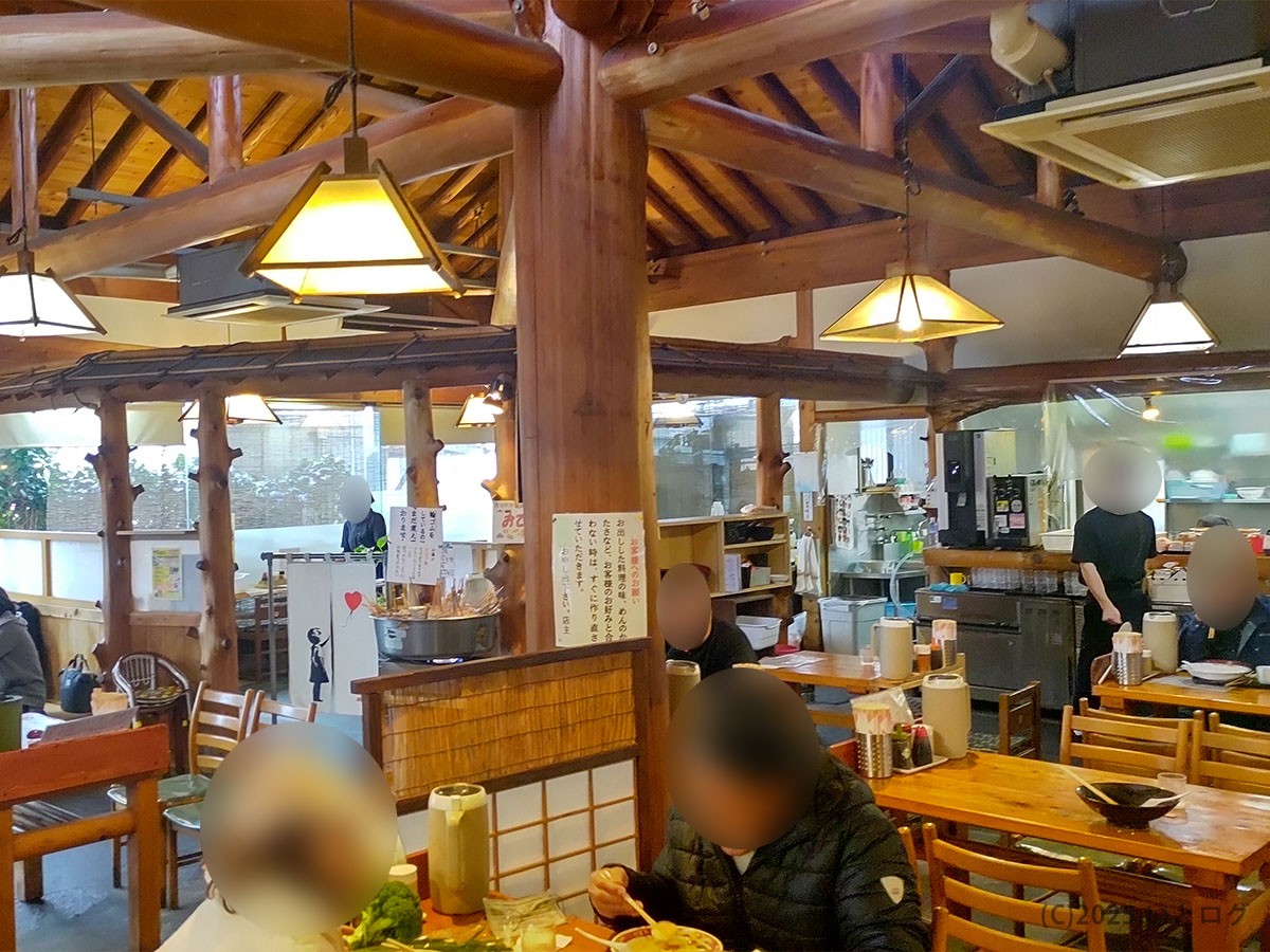 丸太梁が映える山小屋風空間。ランチ時の自由軒 高知 大津店は満席で活気にあふれる。