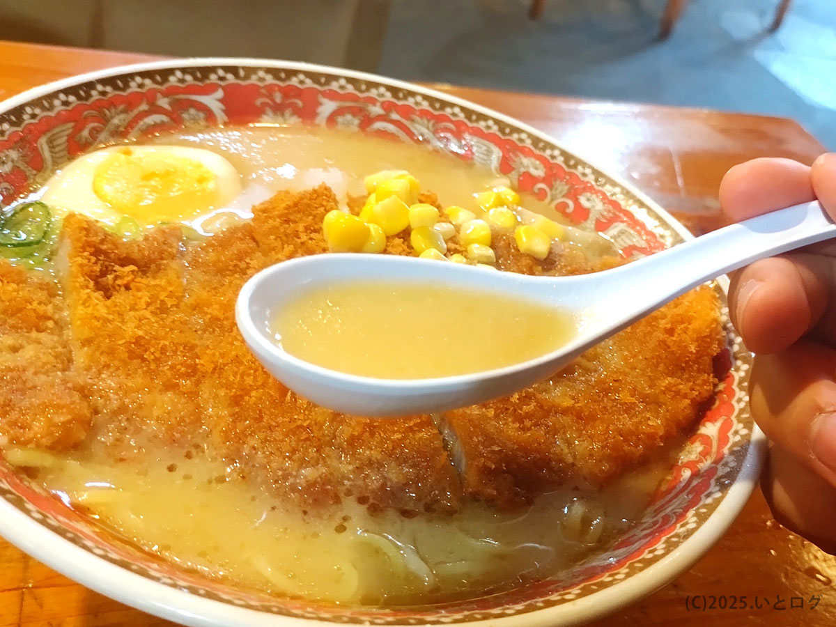 自由軒 高知 ラーメンの名物「味噌カツラーメン」。とろみあるスープにカツ、コーン、ゆで卵が映える。
