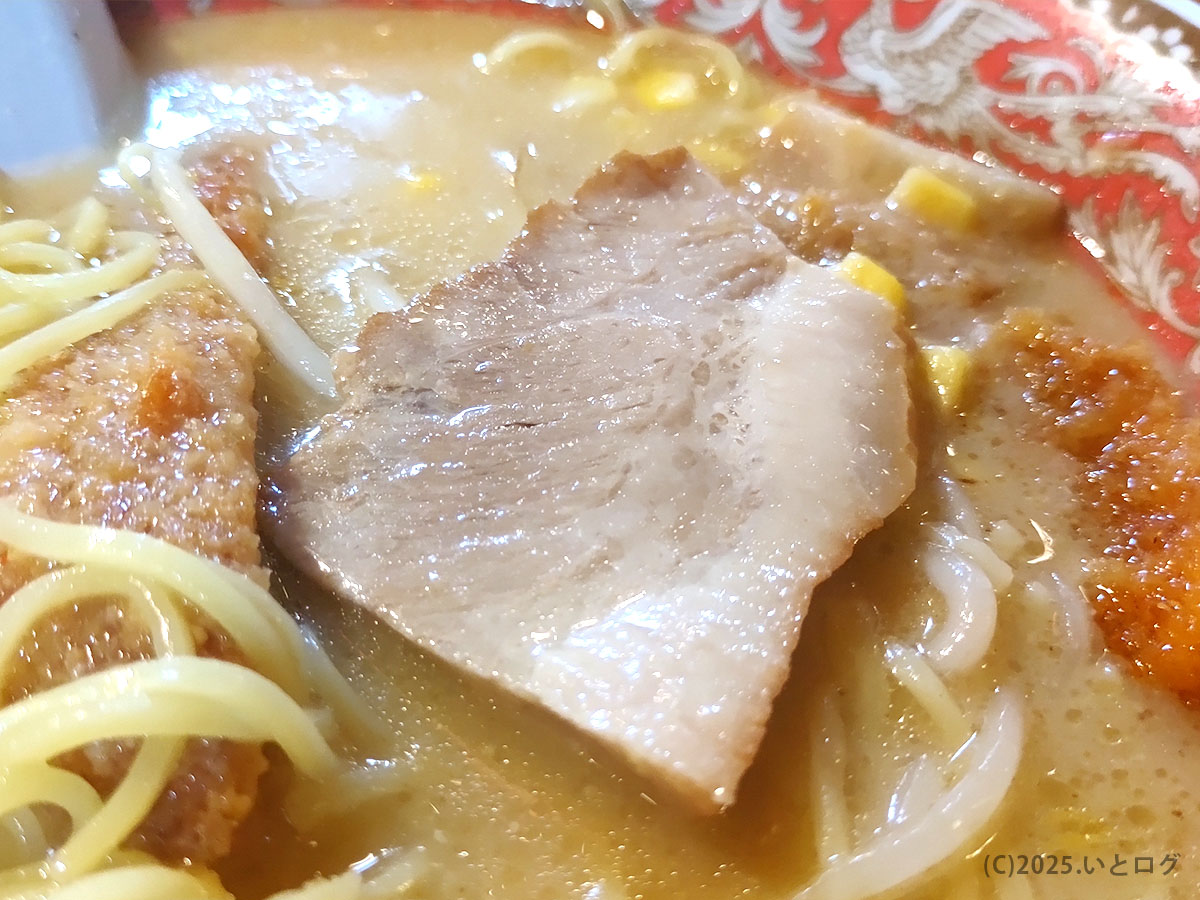 麺の下から現れる大判チャーシュー。自由軒 高知 本店譲りのこだわりが光るトッピング。