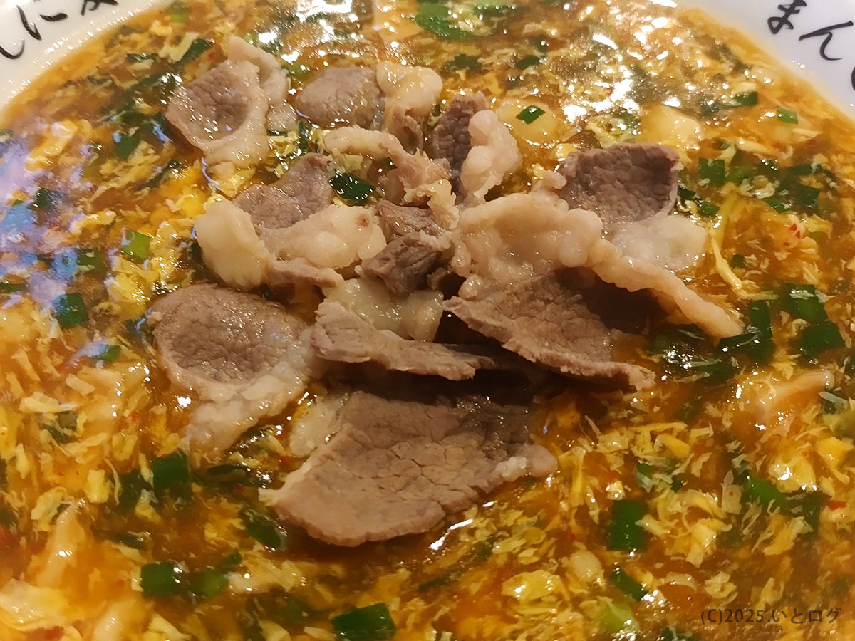 ジャン麺 高知名物のアップ。牛バラ肉とふわとろ玉子餡が絡む熱々スープ(満州軒ルーツの味)