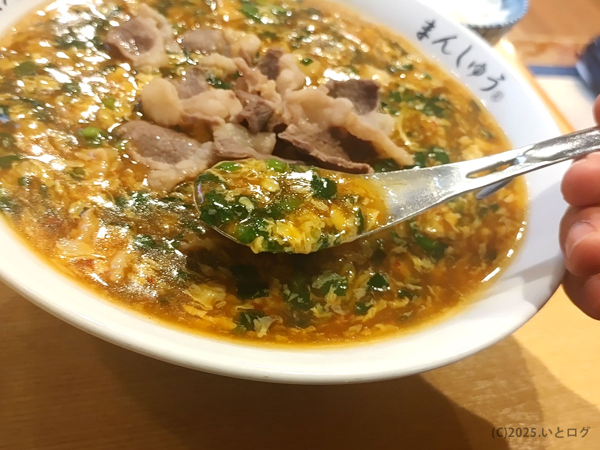銀レンゲですくったジャン麺のネギ・玉子餡。とろみが強く“ごはん泥棒”と評判の一口