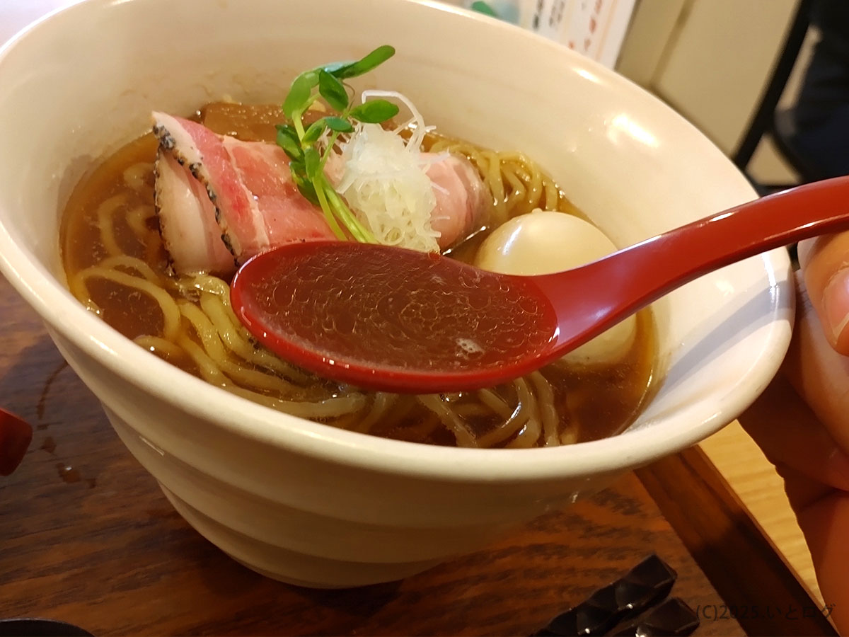 網干エリアで人気の麦右衛門 網干限定中華そば。醤油の香り立つスープにレアチャーシュー、白髪ねぎ、味玉が彩りを添えている。