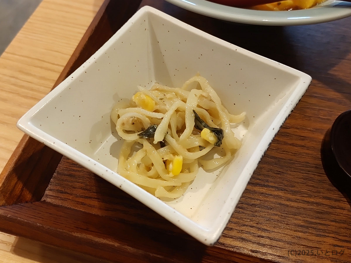 コーンともやしを和えた小鉢副菜。ラーメンの合間に口をリセットできる爽やかな箸休め。