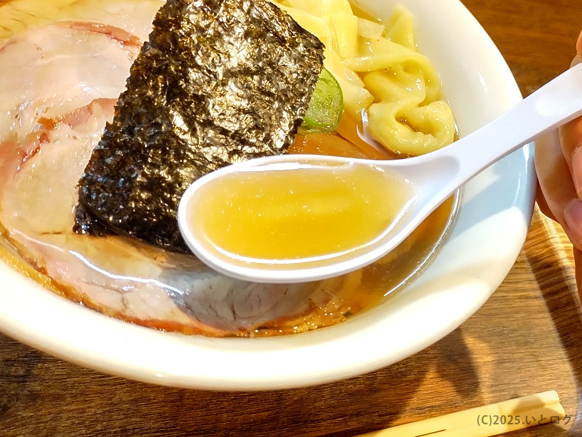 澄んだ鶏清湯スープをレンゲですくった瞬間。海苔やワンタンを添えた特製中華そばが湯河原ラーメンらしい上品さを放つ。