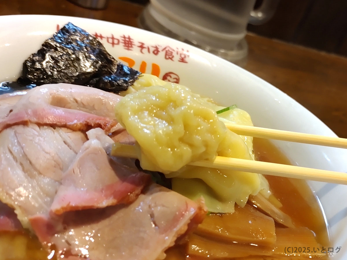 ツルもち皮のワンタンをリフトアップ。スープをまとった餡がほどけ、口コミレビュー高評価も納得のひと口。