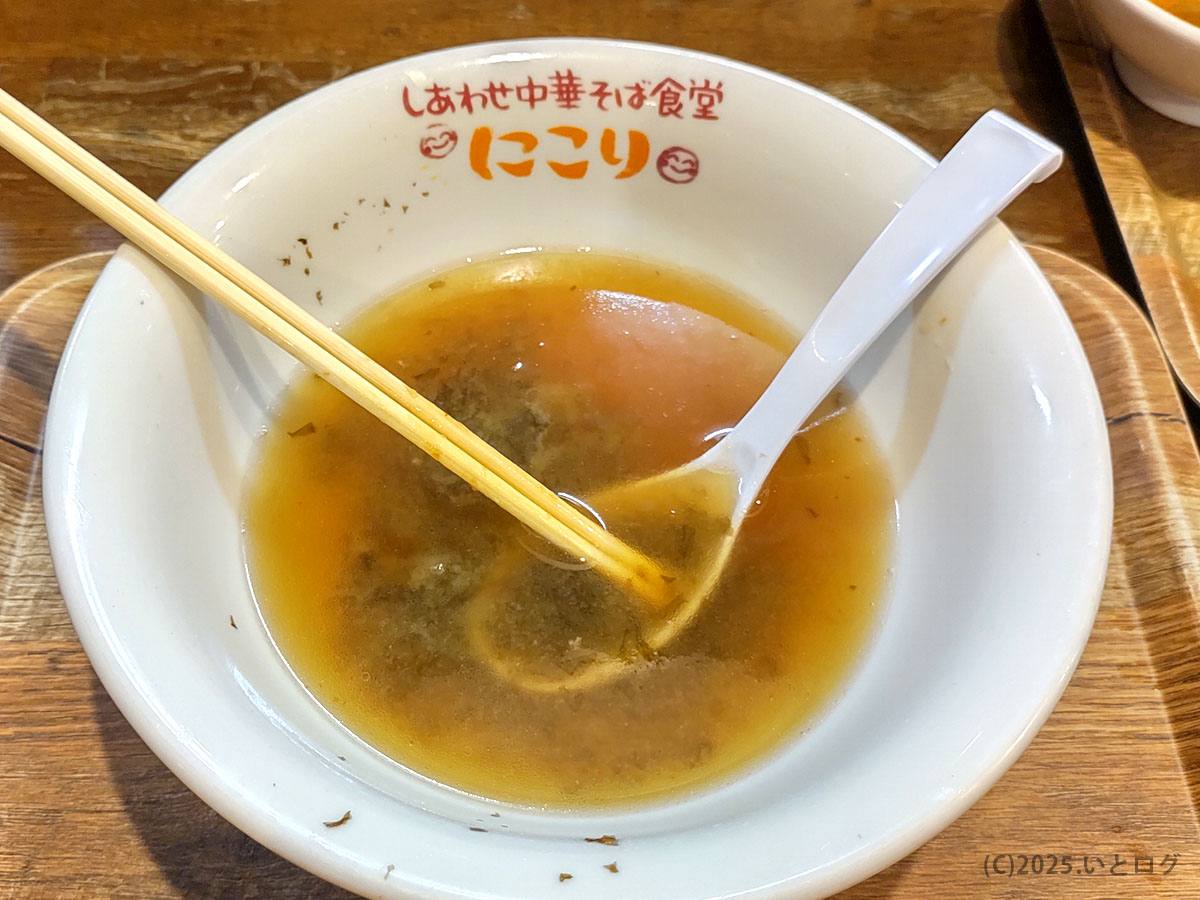 ほぼ飲み干したスープが名残惜しい空の丼。しあわせ中華そば食堂にこりで完食後の余韻を写す。
