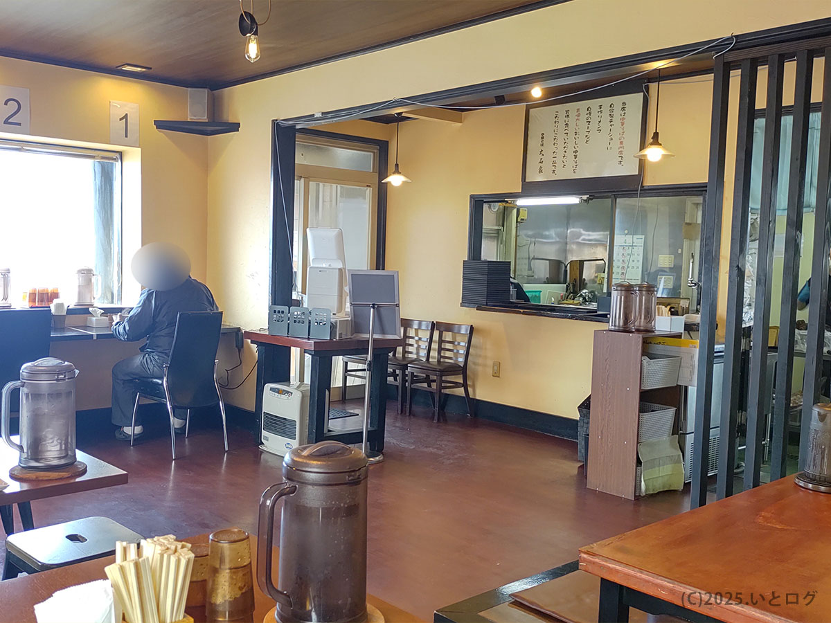 大石家 暖簾分け店・中華そば大石家 諏訪店の店内。番号付きカウンターと厨房が見える昭和レトロな雰囲気