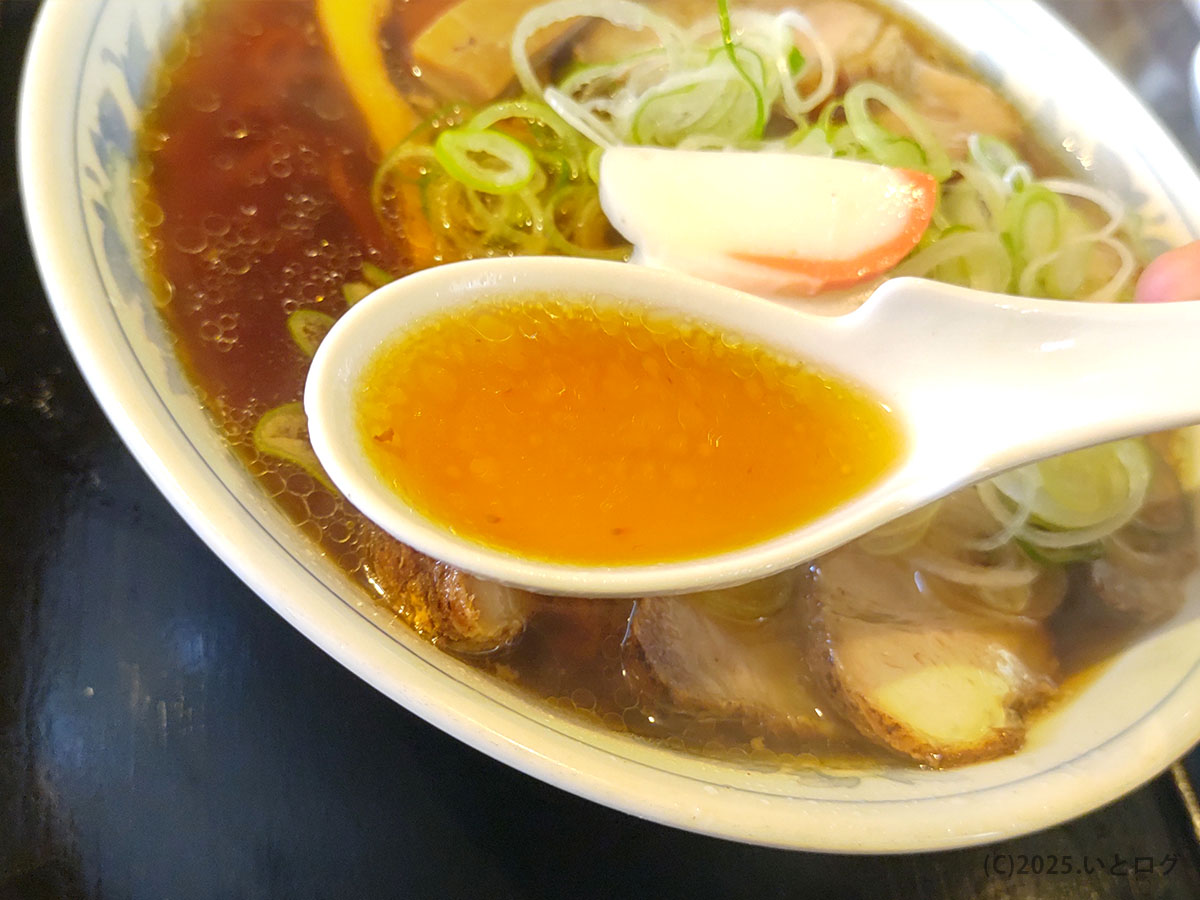 諏訪 ラーメン 大石家の醤油スープをレンゲですくう。鶏油が琥珀色に輝き香り立つ瞬間