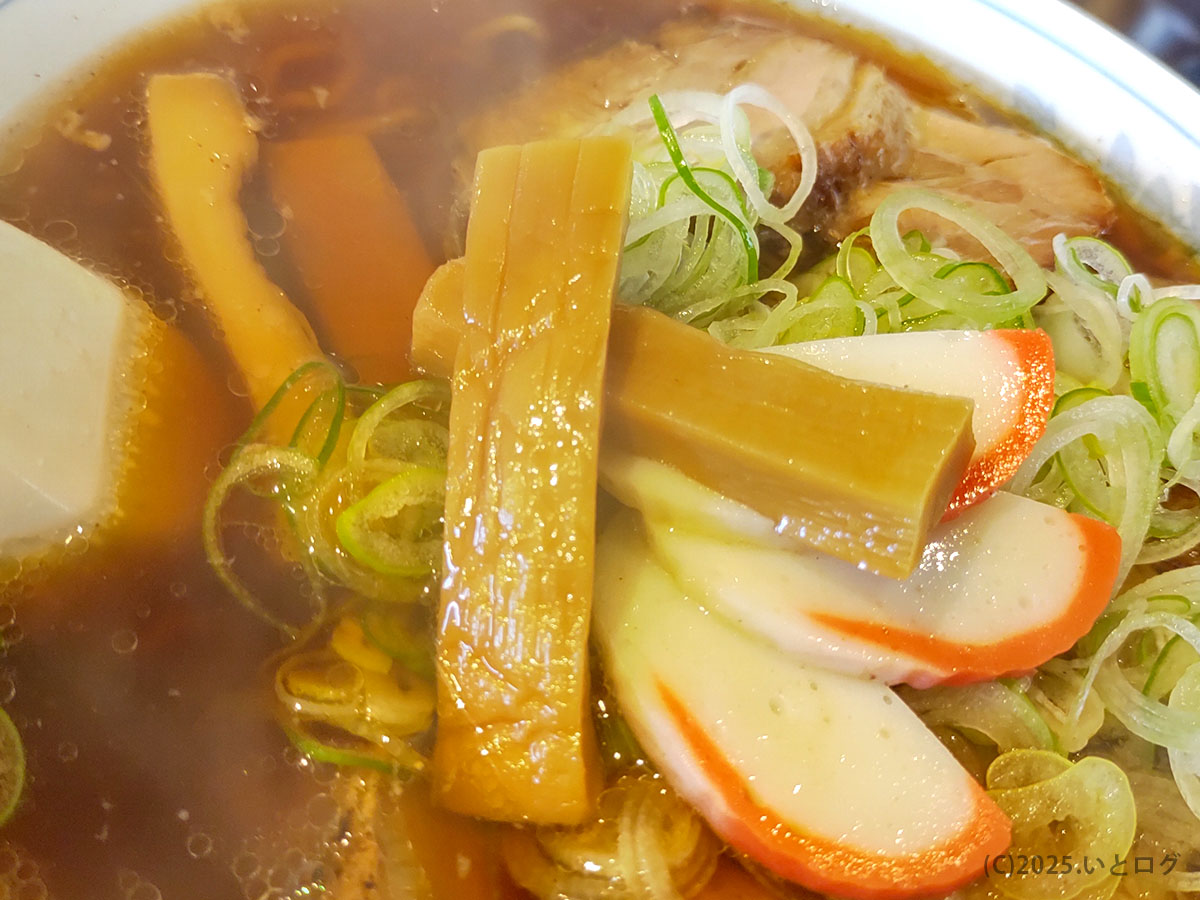 大石家 ラーメン名物の極太メンマとナルト、長ネギをクローズアップ。トッピングの迫力を紹介