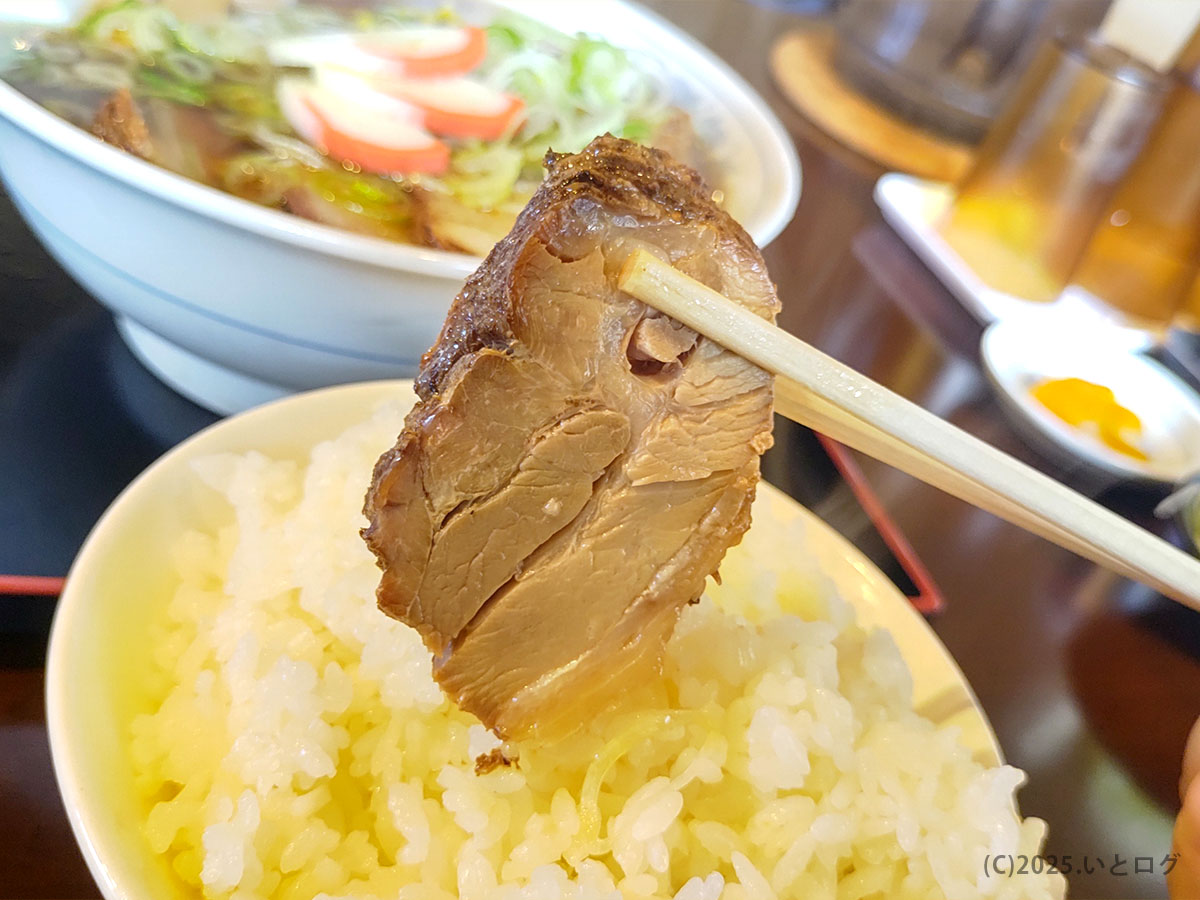 大石家 本店譲りの分厚いチャーシューをご飯にオン。肉の繊維まで見えるジューシーさ