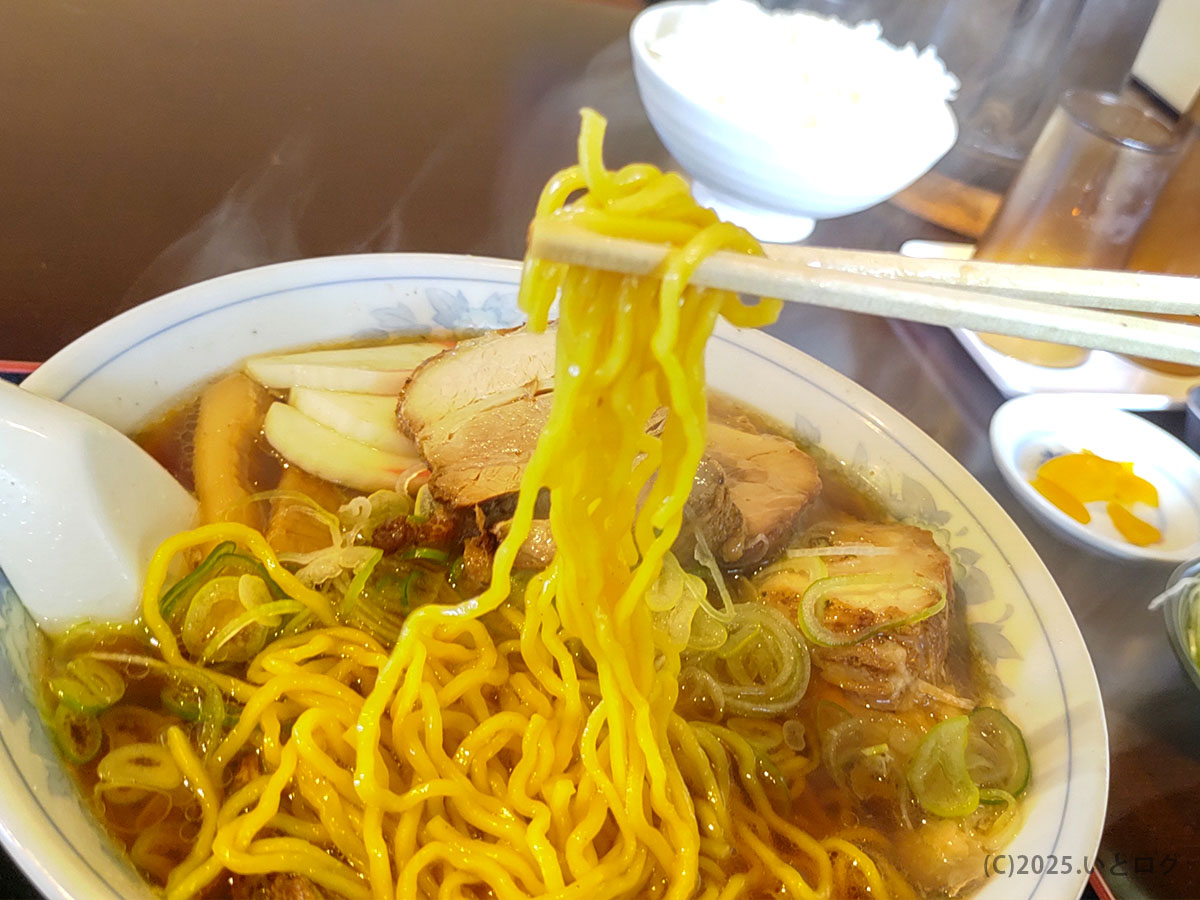 大石屋 ラーメン 暖簾分けらしい黄色い縮れ麺をリフト。湯気とともにモチモチ食感が伝わる