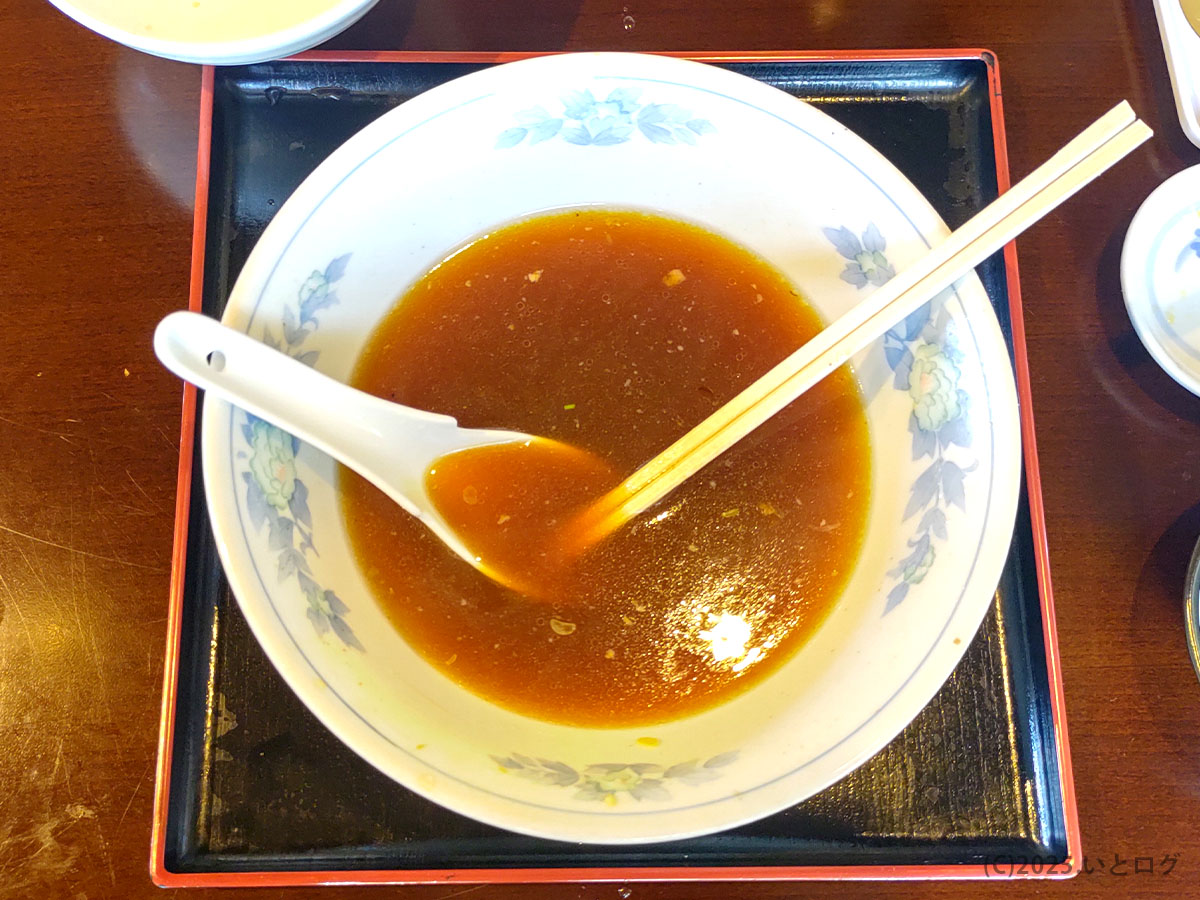 テンホウ 大石家ファンも完飲必至、丼の底が見えるまで味わい尽くした後の醤油スープ