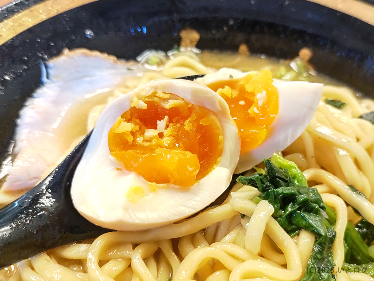 半熟黄身とろける味玉 ― 岡谷 ラーメンランキング常連 とむの の定番トッピング