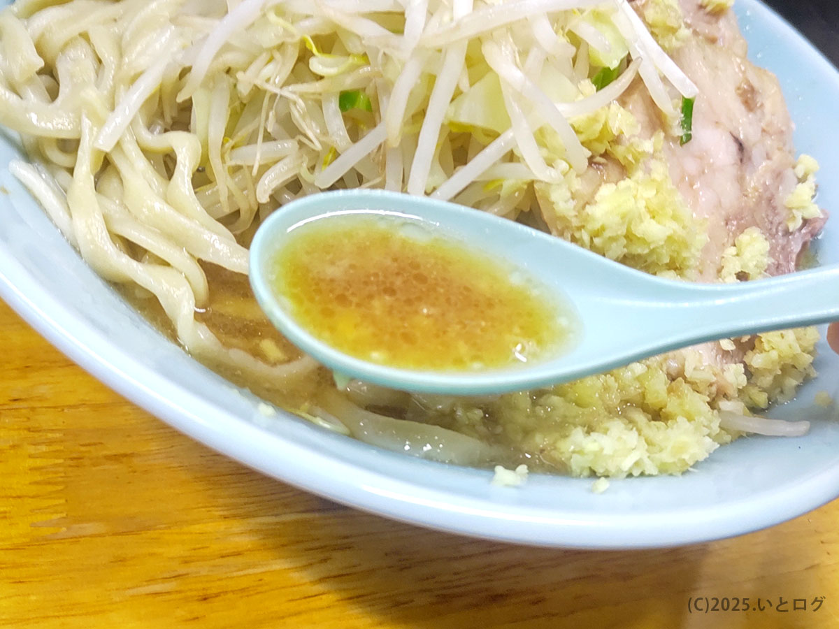 レンゲですくった非乳化寄りのスープは背脂が香ばしい。二郎 立川 麺量に負けない濃さが際立つ。