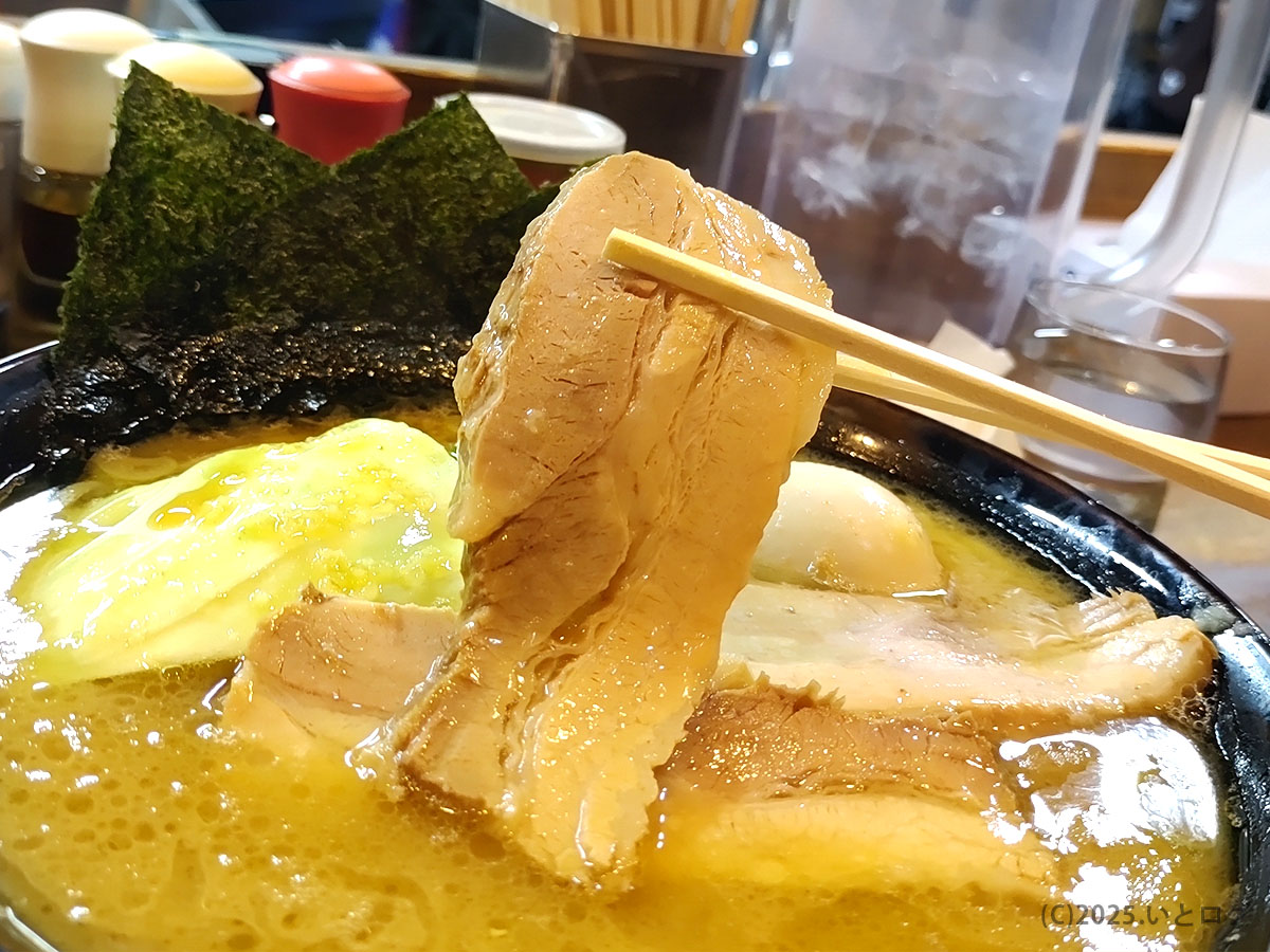 寸八 堀江店主が仕込む分厚いチャーシューを箸リフトしたアップ。肉汁があふれ出す迫力。