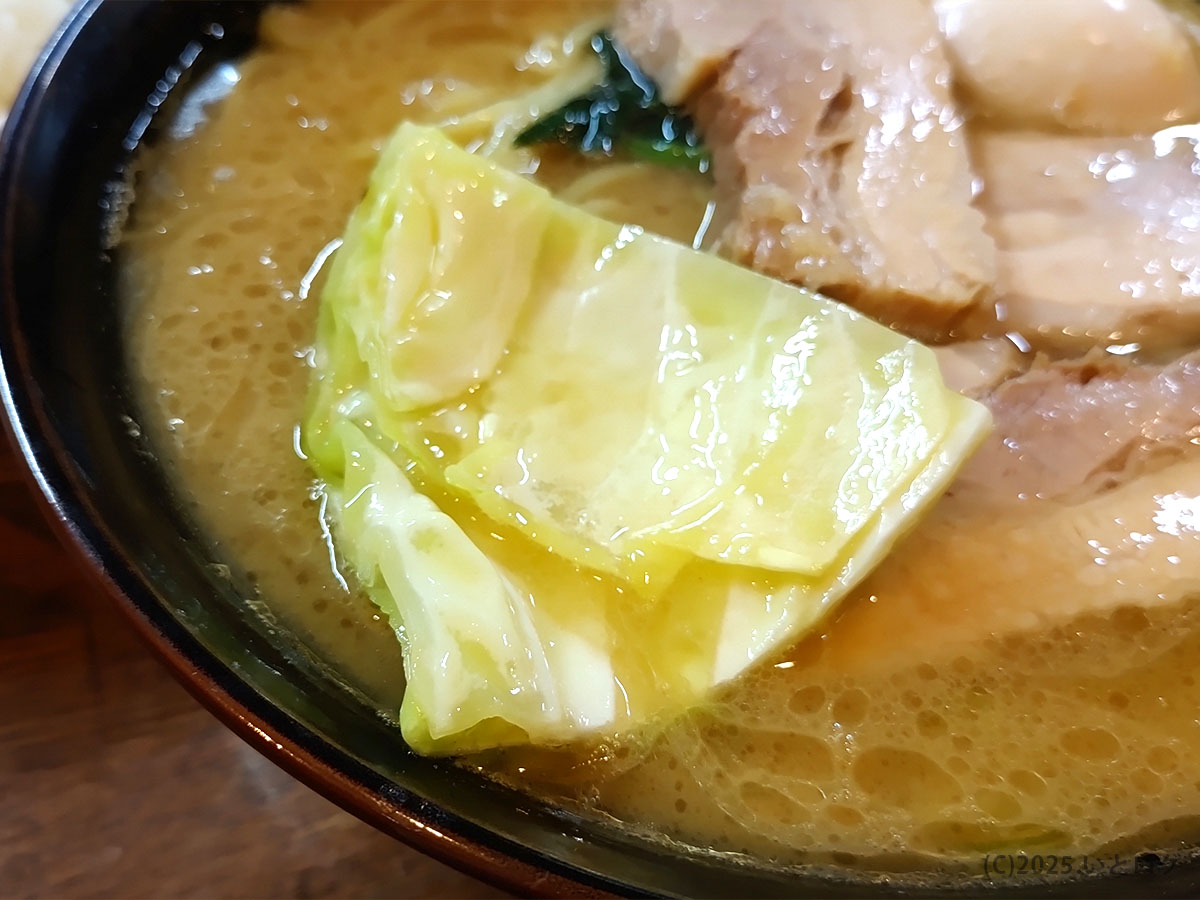 スープを吸った甘いキャベツが豚骨のコクを引き立てる、寸八の個性派トッピング。