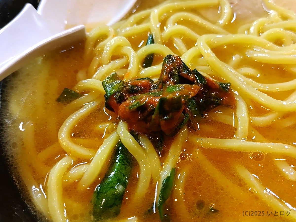 ハルピン系の辛味ダレを絡めた麺。寸八 ハルピン好きにも刺さるピリ辛味変のワンシーン。