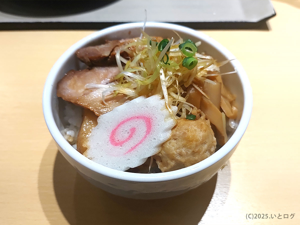 〈尚念 メニュー〉の平日丼セット。炙りチャーシュー・つくね・メンマ・ネギ・ナルトがご飯を覆う小丼のアップ。