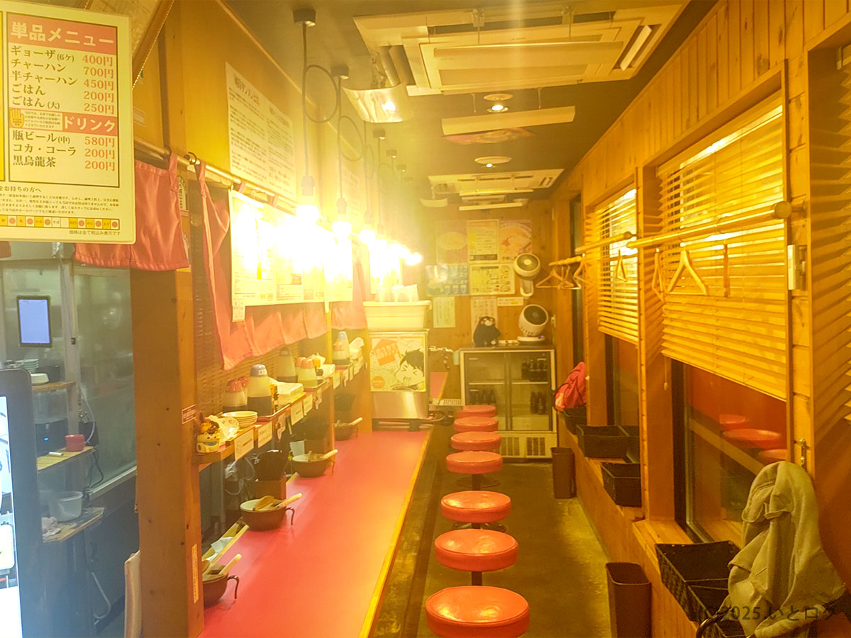 深夜でも明るい岐阜タンメン 店舗・各務原店のカウンター。赤い天板と提灯風ライトが“深夜ラーメン”欲を刺激。