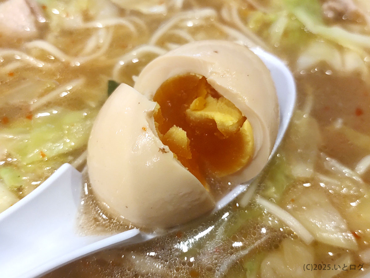 半熟黄身がとろける味玉は、岐阜タンメン おすすめトッピングの代表格。